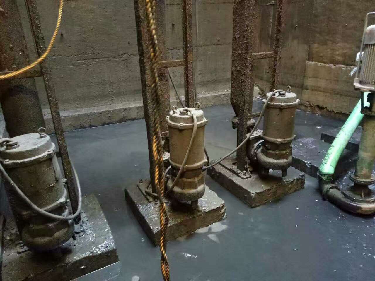 覃塘污水池清理