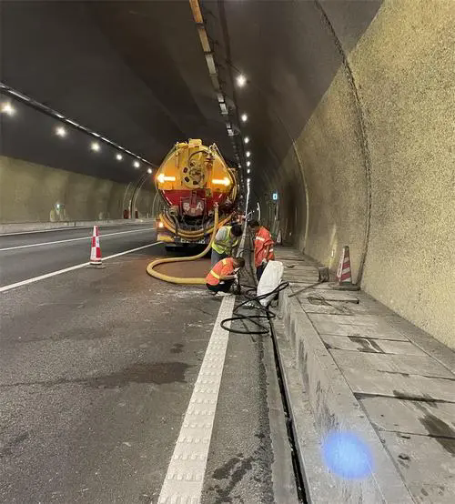 覃塘隧道排水渠清淤